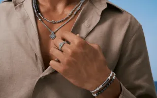 الإكسسوارات الضخمة: صيحة رجالية تفرض حضورها.. كيف تنسقها دون مبالغة؟