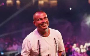 ملحن أغنية عمرو دياب يفاجئ الجمهور بمقطع محذوف من "بابا" (فيديو)