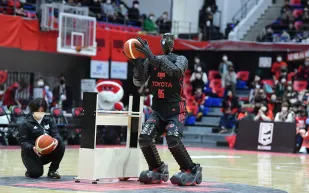 روبوت تويوتا CUE6 يدخل موسوعة غينيس بأطول رمية كرة سلة (فيديو)