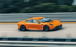 Mercedes-AMG GT XX تعيد تعريف الأداء الكهربائي بإنجاز عالمي يتجاوز محيط الأرض (فيديو)