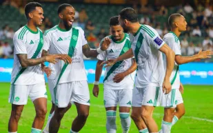 الأهلي يكتسح القادسية بخماسية ويبلغ نهائي كأس السوبر السعودي (فيديو)