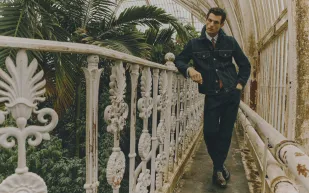 لإطلالة راقية وذكية: أفضل الخامات الصيفية للملابس الرجالية العصرية