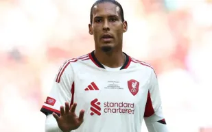 بعد خسارة اللقب أمام كريستال بالاس: فان دايك يدعو ليفربول للتعاقد مع مهاجم جديد