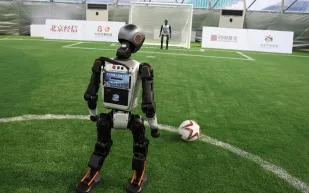 روبوت T1 يسقط أثناء تدريباته قبل انطلاق بطولة ألعاب الروبوتات الدولية