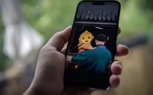 خبراء يحذرون: تمويه وجوه الأطفال بالإيموجي لم يعد كافيًا لحمايتهم على الإنترنت