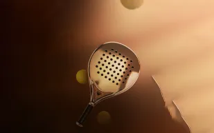 كافيار تكشف عن مضرب بادل فاخر بإصدار محدود مستوحى من التراث العربي (صور) 