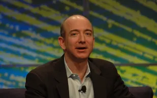 جيف بيزوس يستضيف ليوناردو دي كابريو على يخته الفاخر Koru في إيبيزا