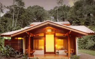 حيث تلتقي المغامرة بالترف.. دليل نُزل ومنتجعات الأمازون الاستثنائيّة