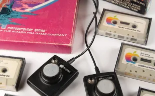 مزاد نادر يستعرض مقتنيات Apple الأرشيفية.. من سترات الموظفين إلى القطع الأيقونية