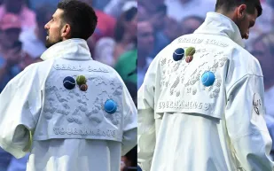 نوفاك ديوكوفيتش يفتتح US Open 2025 بسترة بيضاء تحمل خريطة العالم (صور)