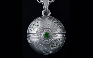 قلادة بوكبول مرصعة بالألماس.. تحفة نادرة لعشاق البوكيمون (صور)