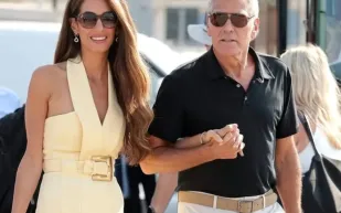 ظهور أنيق لجورج وأمل كلوني في مهرجان البندقية 2025 (فيديو)