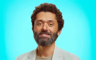 كريم محمود عبد العزيز يفاجئ زوجته على الهواء (فيديو)