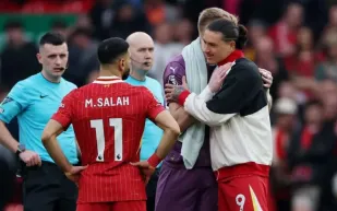 محمد صلاح يبعث برسالة وداع لداروين نونيز بعد انتقاله إلى الهلال السعودي