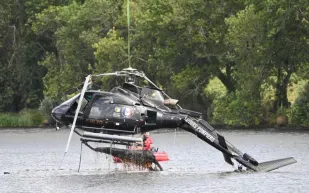 مروحية تسقط في بحيرة خلال إخماد حريق بفرنسا (فيديو)