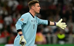 بعد سحب شارة القيادة.. برشلونة يجرد تير شتيغن من رقمه وسط أزمة داخلية متصاعدة