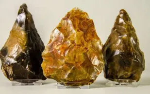 في مزاد بريطاني.. بيع أدوات من العصر الحجري بسعر غير متوقع!