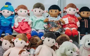 حققت مبيعات هائلة.. كل ما تريد معرفته عن دمية هيودول لمساعدة كبار السن 