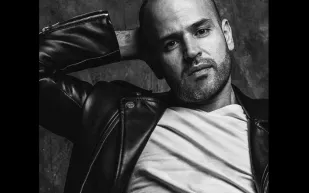 الفنان أبو لـ"الرجل": تنسيق إطلالتي يبدأ من زوجتي.. وأحب الساعات الرقمية