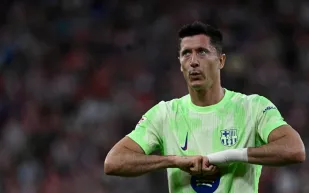 هل يستمع ليفاندوفسكي لنصيحة أسطورة بولندا وينتقل إلى الدوري السعودي؟