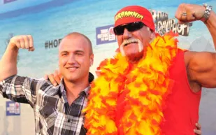 انطلاق دوري RAF.. نيك يكرّم والده هولك هوجان (فيديو)