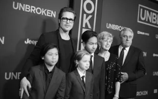 بعد رحيلها.. كيف كانت علاقة براد بيت بوالدته؟ 