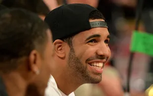 جولة افتراضية داخل قصر دريك تكشف أسرار علامته التجارية الفاخرة وأسلوب حياته المترف