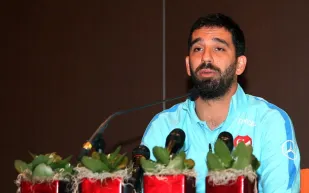 لقطة تثير الجدل: لماذا تجنب أردا توران النظر إلى مراسلة ناديه؟ (فيديو)