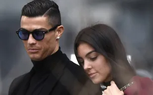 كم بلغ سعر خاتم الخطوبة الذي أهداه رونالدو إلى جورجينا؟