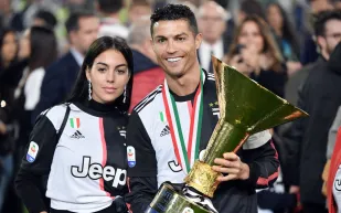 رونالدو وجورجينا يشعلان المنصات بأحدث ظهور لهما (صور)