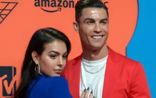 هدية أسطورية… ساعة فاخرة من رونالدو لجورجينا قبل خاتم الخطوبة      