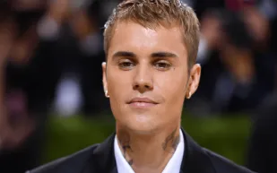 جاستن بيبر وباكار يخطفان الأضواء بعرض كروي طريف (فيديو)