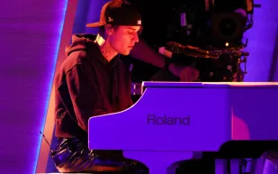 جاستن بيبر يشارك لحظات عائلية مؤثرة في فيديو كليب "Yukon" مع ابنه جاك (فيديو)