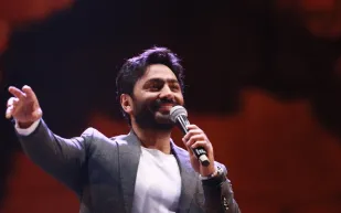 "هغني إزاي؟".. تامر حسني يتعرض لموقف محرج على المسرح (فيديو)