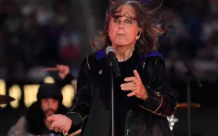 خاتم فضي لأوزي أوزبورن يُعرض في مزاد تاريخي