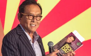 روبرت كيوساكي يكشف: المال وحده لا يصنع الثراء