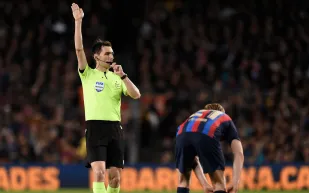 تعرف على حكام مباراة القادسية والأهلي في السوبر السعودي