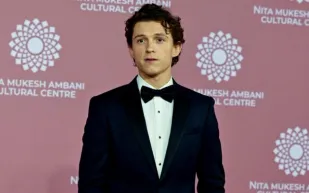 توم هولاند يستعرض لياقته البدنية في تحدي الحمام المثلج (فيديو)