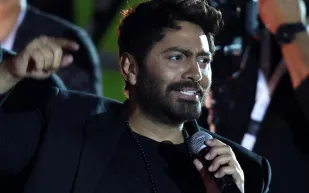 تامر حسني يشعل أجواء لبنان بعد تعافي ابنه من عمليتين جراحيتين (فيديو)