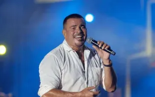 مدفع هدايا يثير الجدل.. كيف فاجأ عمرو دياب جمهور حفل العلمين؟ (فيديو)