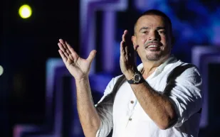 عمرو دياب: رحلة فنية ملهمة من بورسعيد إلى العالمية (فيديو)