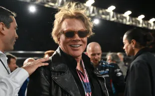 أكسل روز يسرق الأضواء بساعة Patek Philippe 5971P بهذا السعر (صور)