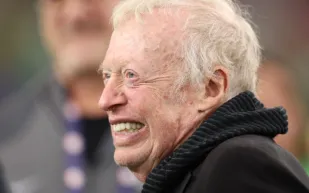 مليارا دولار من مؤسس Nike لدعم علاج السرطان