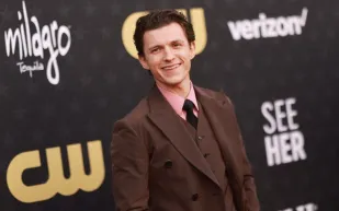 توم هولاند يرتدي بدلة سبايدر مان  الجديدة في أول أيام تصوير 'Brand New Day' (فيديو)