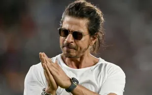 رغم الإصابة.. شاروخان يخطف الأنظار ويدعم ابنه آريان في أولى خطواته الإخراجية (فيديو)