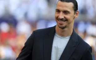 زلاتان إبراهيموفيتش يستعرض ثلاثية الفخامة.. فيراري بـ2.5 مليون دولار وساعة بـ240 ألف دولار (صور)