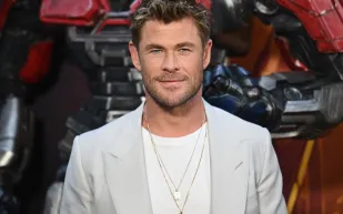 في Limitless.. كريس هيمسوورث يواجه نفسه ويكتشف مفاجأة قد تغيّر مستقبله (فيديو)