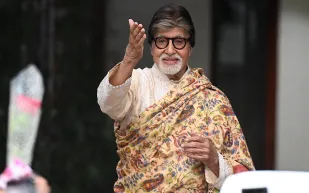 أميتاب بتشان يشارك جمهوره معاناته مع الشيخوخة: "أتمنى ألا يمر أي منكم بما أمرّ به"!