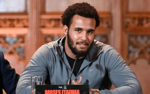 من هو الملاكم موسيس إيتاوما الذي أسقط ديلان وايت؟