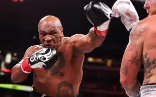 "كان وحشًا".. من هو الملاكم الذي أرعب مايك تايسون؟ (فيديو)